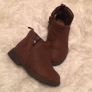 *2 for $20 OshKosh ankle boots || size 5 toddler